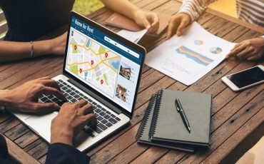 online-real-estate-rental-search-snugly-computer_31965-608996